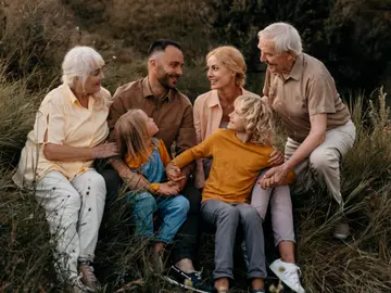 Familia con abuelos Familia con abuelos