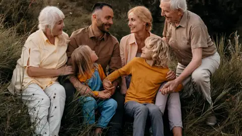 Familia con abuelos Familia con abuelos