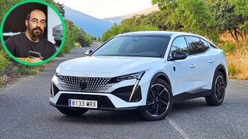 El Peugeot 408 Hybrid GT es un coche que centra muchas miradas, sobre todo por la agresividad del frontal