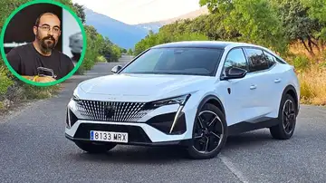 El Peugeot 408 Hybrid GT es un coche que centra muchas miradas, sobre todo por la agresividad del frontal El Peugeot 408 Hybrid GT es un coche que centra muchas miradas, sobre todo por la agresividad del frontal