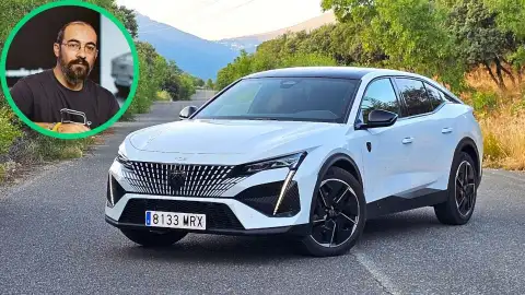 El Peugeot 408 Hybrid GT es un coche que centra muchas miradas, sobre todo por la agresividad del frontal Peugeot 408 Hybrid