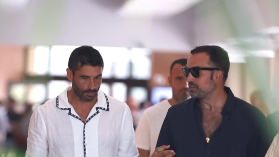 El dolor de Álex García en su despedida a la actriz Verónica Echegui, la que fuera su pareja durante 13 años Álex García junto a su representante, Antonio Abeledo, en el Tanatorio de la Paz para despedir a Verónica Echegui