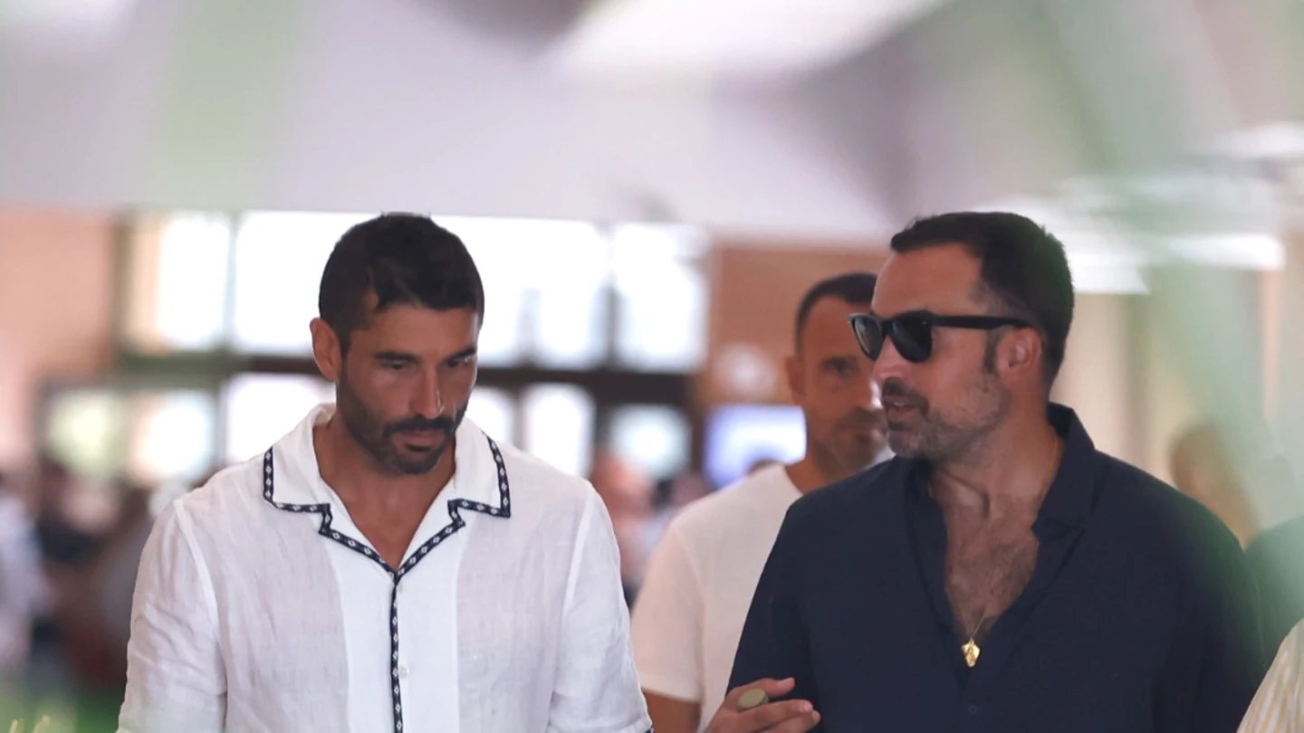 El dolor de Álex García en su despedida a la actriz Verónica Echegui, la que fuera su pareja durante 13 años Álex García junto a su representante, Antonio Abeledo, en el Tanatorio de la Paz para despedir a Verónica Echegui