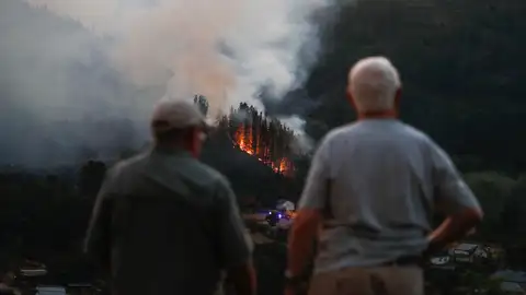 Incendio originado en A Pobra do Brollón, en la provincia de Lugo, cuyas llamas han llegado al municipio de Quiroga. Incendio originado en A Pobra do Brollón, en la provincia de Lugo, cuyas llamas han llegado al municipio de Quiroga.