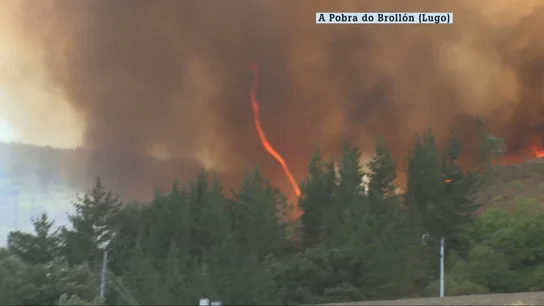 El remolino de fuego que llegó a alcanzar los 100 metros en A Pobra do Brollón (Lugo) El remolino de fuego que llegó a alcanzar los 100 metros en A Pobra do Brollón (Lugo)