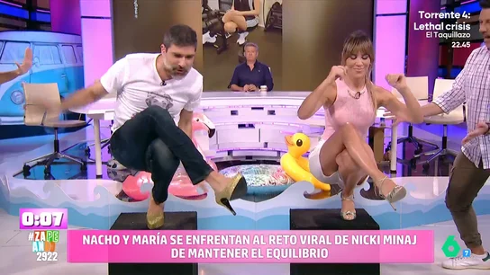 Nacho García y María Gómez se atreven con el 'reto Nicki Minaj': mantener el equilibro en tacones Los zapeadores compiten para ver quién aguanta más tiempo en equilibro sobre un cajón llevando zapatos de tacón. Descubre quién ha sido el ganador en el vídeo principal.