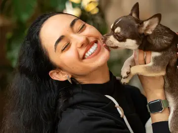 Mujer siendo lamida por su perro Mujer siendo lamida por su perro