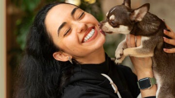 Mujer siendo lamida por su perro Mujer siendo lamida por su perro