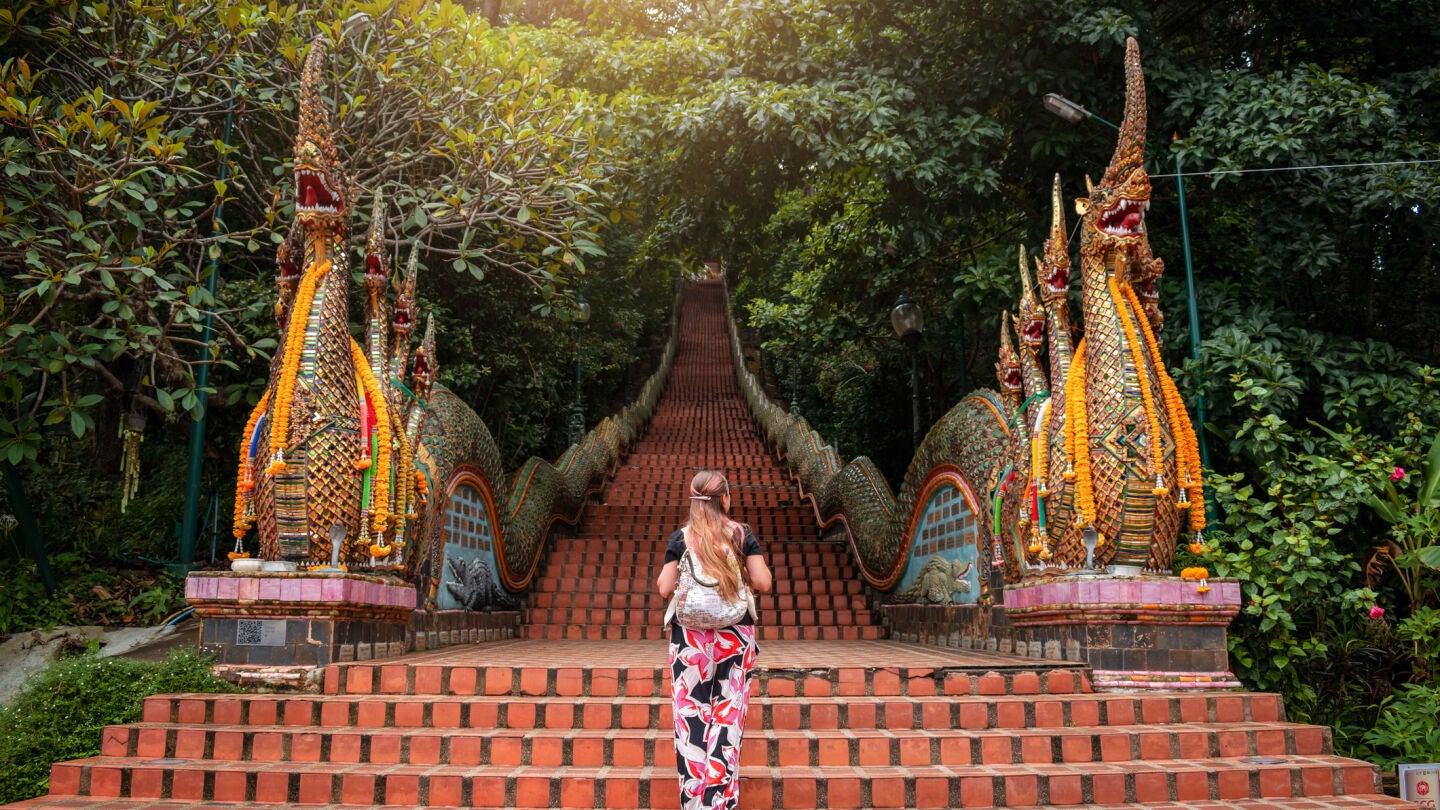 Chica joven viajando por Tailandia