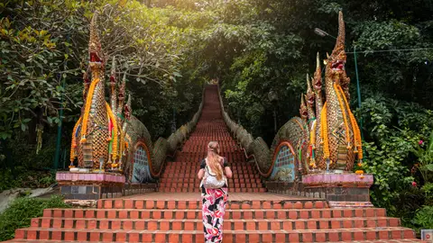 Chica joven viajando por Tailandia Chica joven viajando por Tailandia