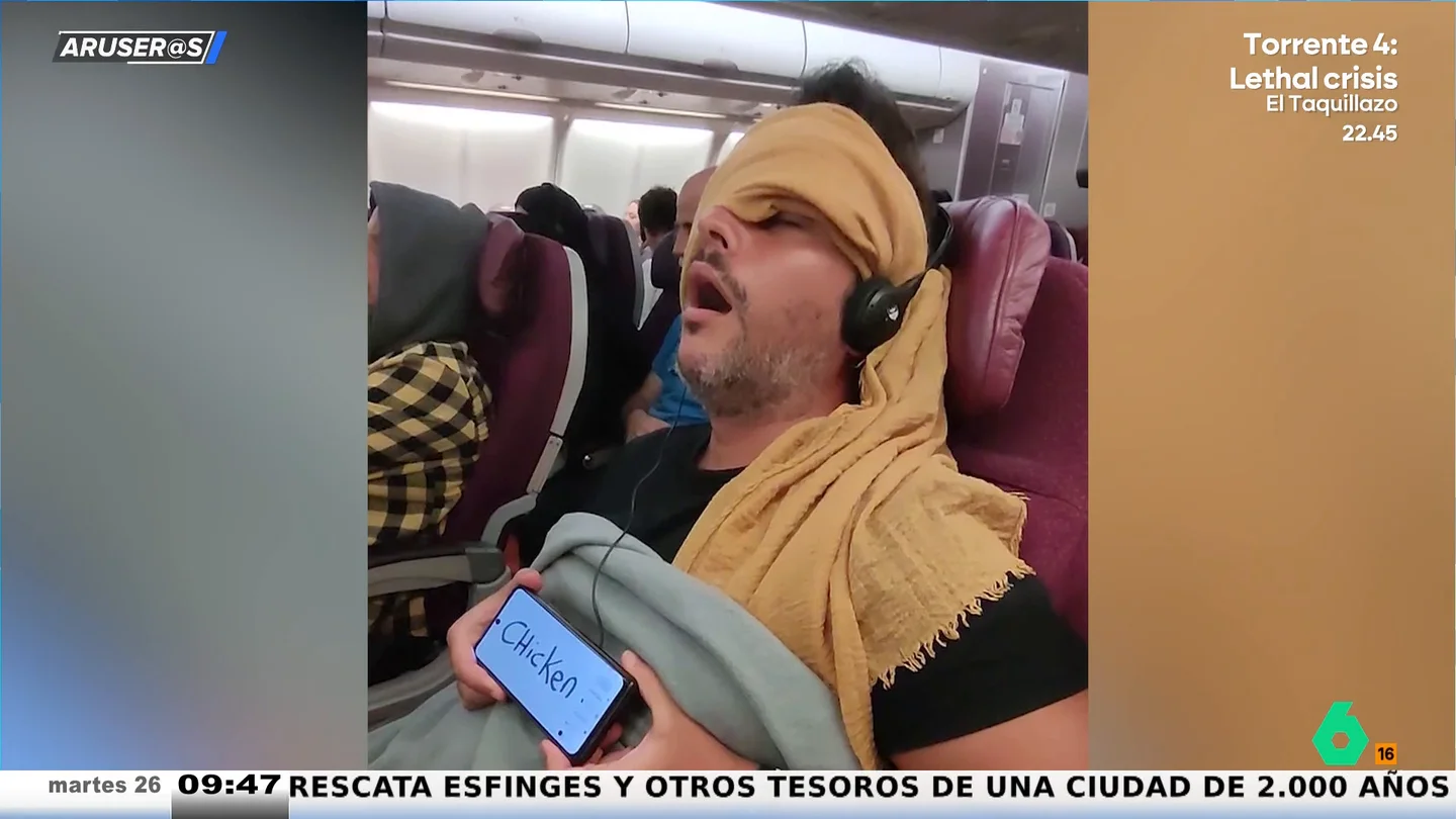 La ingeniosa táctica de un joven para que te sirvan el menú del avión si te duermes La ingeniosa táctica de un joven para que te sirvan el menú del avión si te duermes