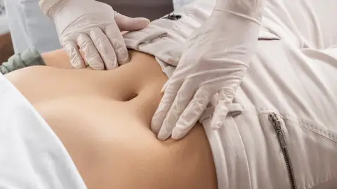 Doctor examinando a una mujer Doctor examinando a una mujer