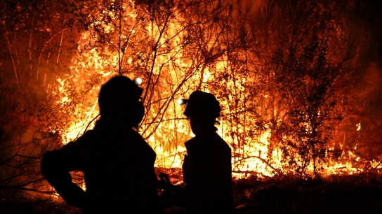 Bomberos forestales antes las grandes llamas del incendio en Aguasmestas, una parroquia del municipio de Quiroga Bomberos forestales antes las grandes llamas del incendio en Aguasmestas, una parroquia del municipio de Quiroga