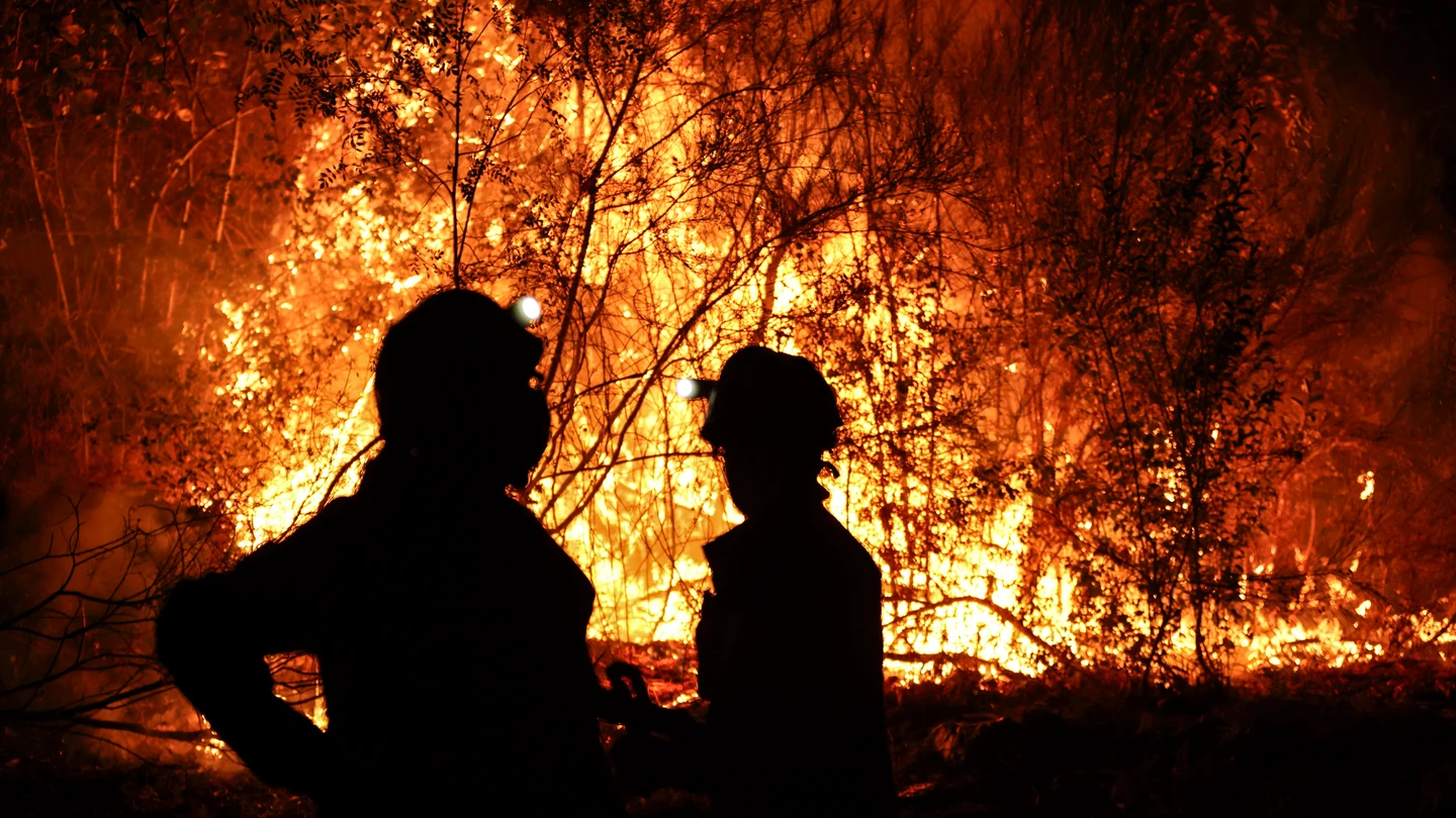 Bomberos forestales antes las grandes llamas del incendio en Aguasmestas, una parroquia del municipio de Quiroga Bomberos forestales antes las grandes llamas del incendio en Aguasmestas, una parroquia del municipio de Quiroga