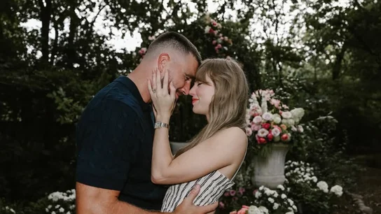 Travis Kelce y Taylor Swift celebran su compromiso en redes sociales Travis Kelce y Taylor Swift celebran su compromiso en redes sociales