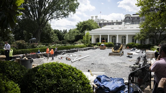 El presidente de Estados Unidos, Donald Trump, sale del Despacho Oval para hablar con los obreros que trabajan en el Jardín de Rosas de la Casa Blanca, donde han quitado el césped, antes de irse a Bedminster, New Jersey. El presidente de Estados Unidos, Donald Trump, sale del Despacho Oval para hablar con los obreros que trabajan en el Jardín de Rosas de la Casa Blanca, donde han quitado el césped, antes de irse a Bedminster, New Jersey.