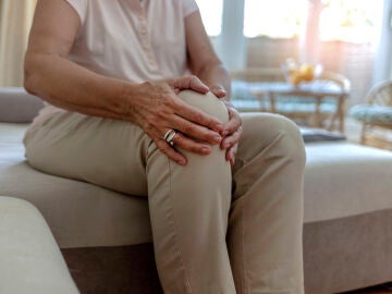 Mujer con dolor en la rodilla