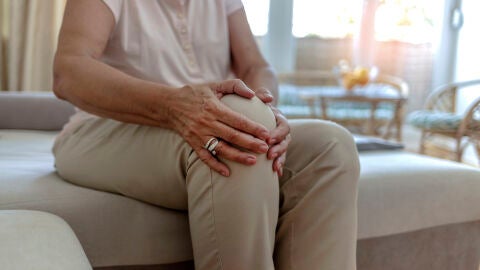 Mujer con dolor en la rodilla