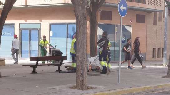 Operarios limpian en el entorno de la sede vandalizada del PP en Huesca Operarios limpian en el entorno de la sede vandalizada del PP en Huesca