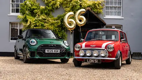 En sus inicios, se llamaba Austin Mini y nació como un coche económico y fácil de conducir MINI