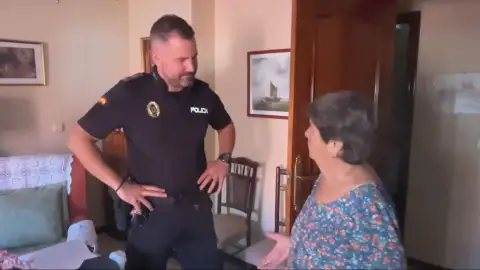 Manuela ha adoptado al agente Miguel Ángel. Manuela ha adoptado al agente Miguel Ángel.