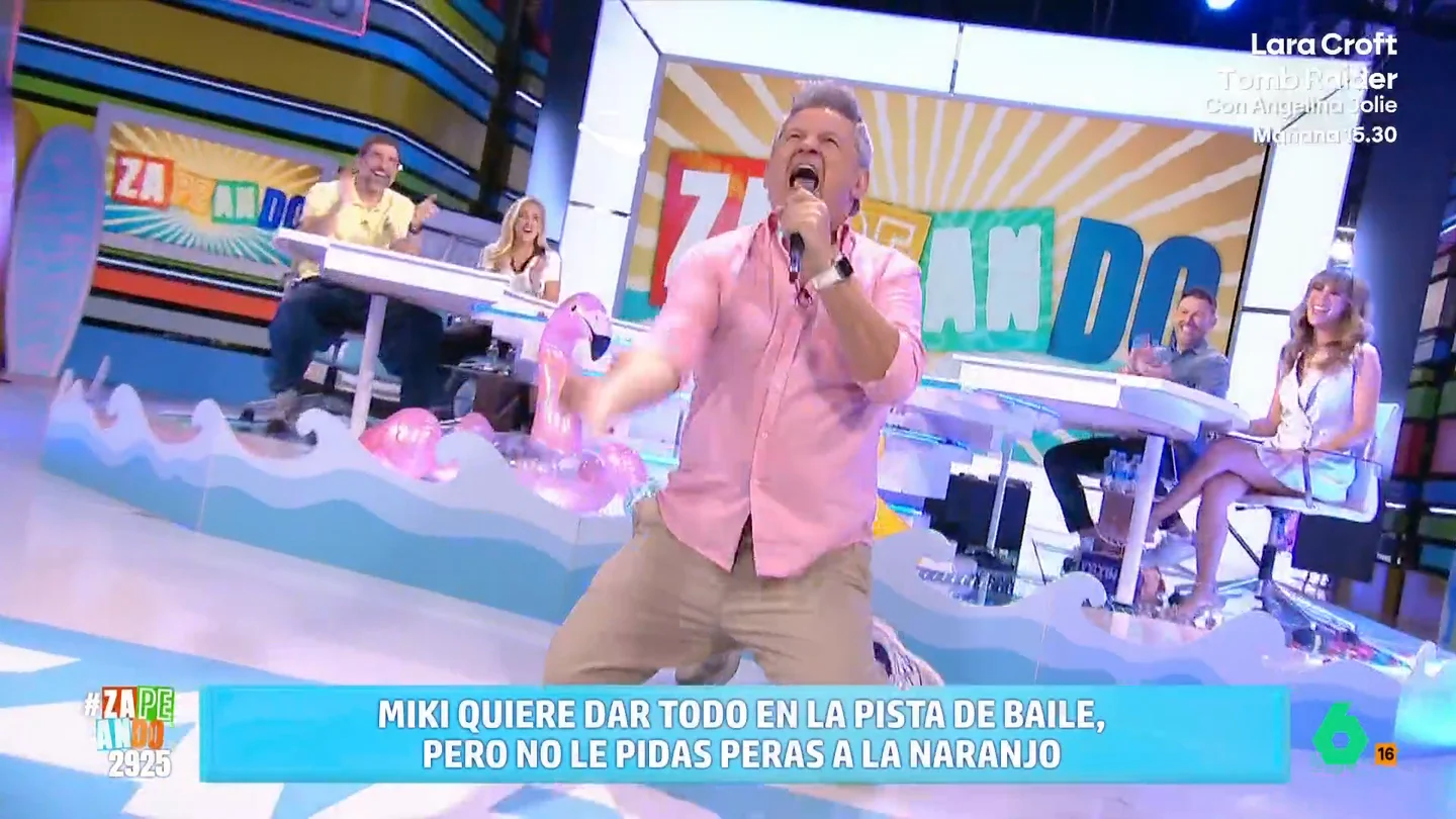 Miki Nadal lo da todo 'cantando' 'Desátame' de Mónica Naranjo, con helicóptero y croqueta incluidos El presentador de Zapeando acepta el reto de Iñaki Urrutia y hace un 'lip sync' de la popular canción de Mónica Naranjo. Nadal no duda en revolcarse por el suelo para dar más dramatismo a su interpretación.