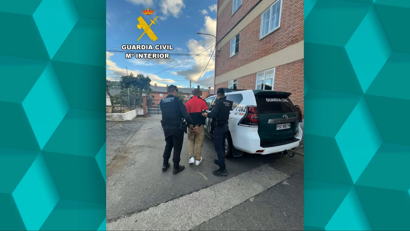 Imagen de la detención del joven que provocó el fuego en Berlanga del Bierzo Imagen de la detención del joven que provocó el fuego en Berlanga del Bierzo