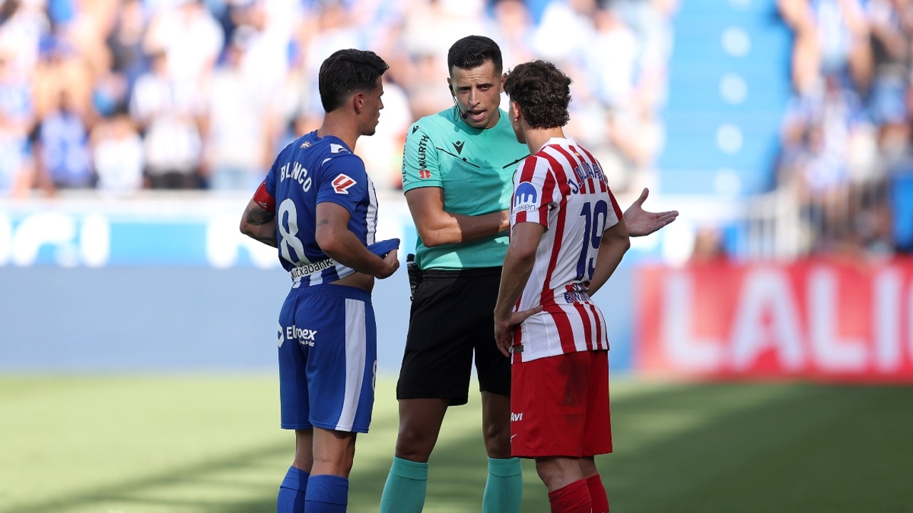 Detienen durante más de 10 minutos el Alavés - Atlético por una urgencia sanitaria en las gradas de Mendizorroza
