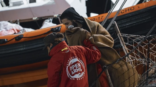 Imagen de archivo de un rescate de migrantes por parte de Open Arms en Italia Imagen de archivo de un rescate de migrantes por parte de Open Arms en Italia