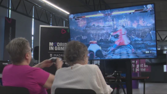 Dos señoras, jugando al Tekken 8 Dos señoras, jugando al Tekken 8