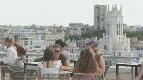 Gente disfrutando en una azotea Gente disfrutando en una azotea