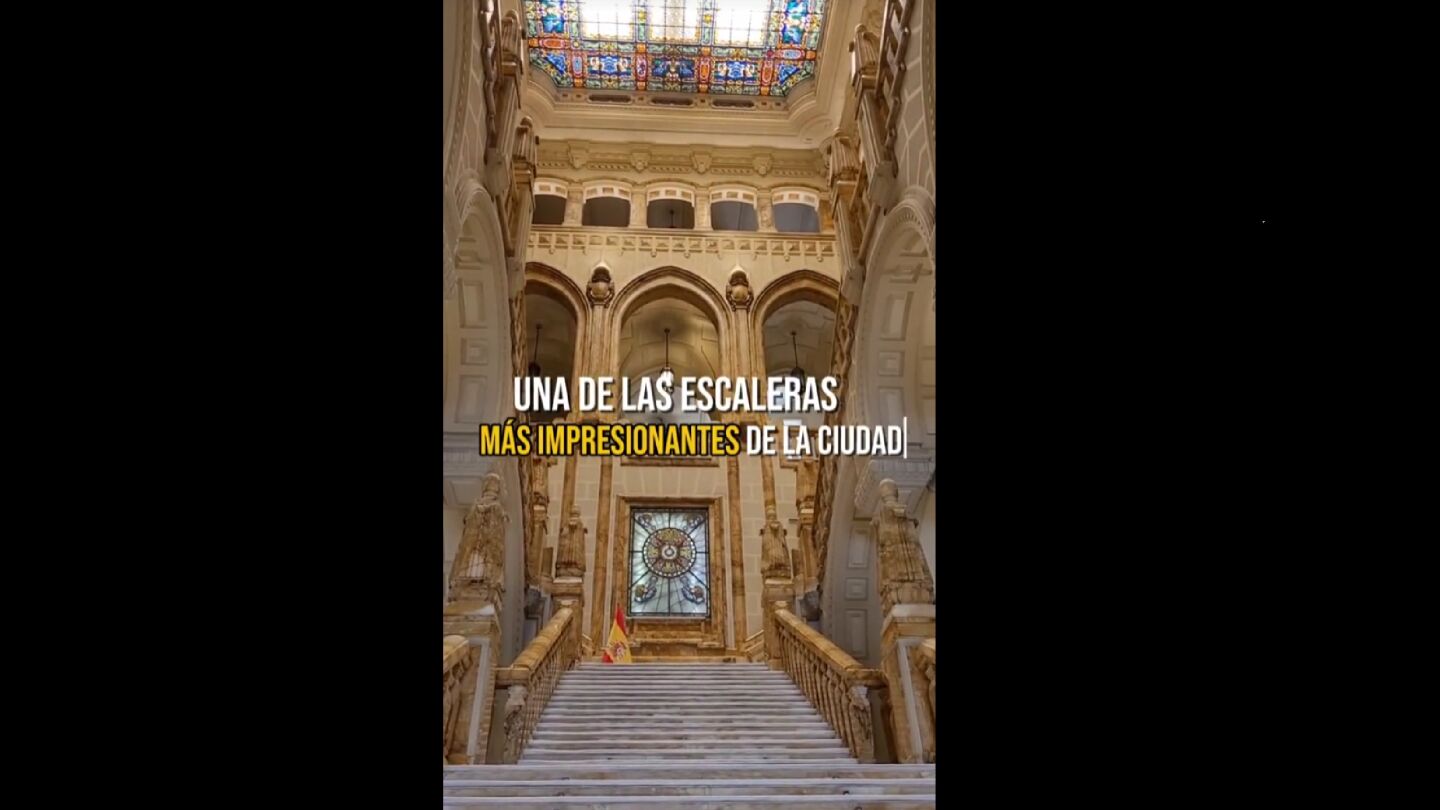 Escalera monumental del Museo Naval