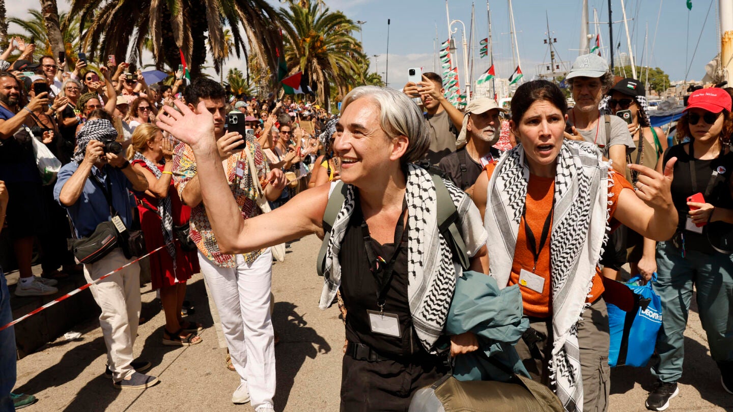 Ada Colau durante su embarque en la Global Sumud Flotilla rumbo a Gaza en el puerto de Barcelona.