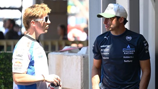 Liam Lawson y Carlos Sainz Liam Lawson y Carlos Sainz