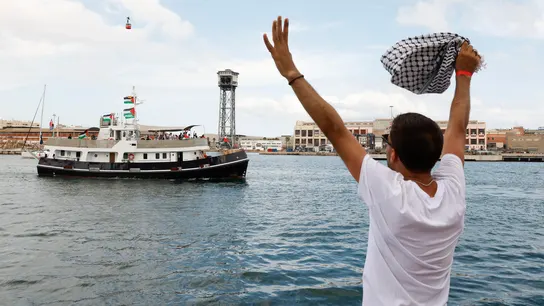 Un hombre despedía a los barcos que forman parte de la flotilla desde el puerto de Barcelona el domingo. Un hombre despedía a los barcos que forman parte de la flotilla desde el puerto de Barcelona el domingo 31 de agosto de 2025.