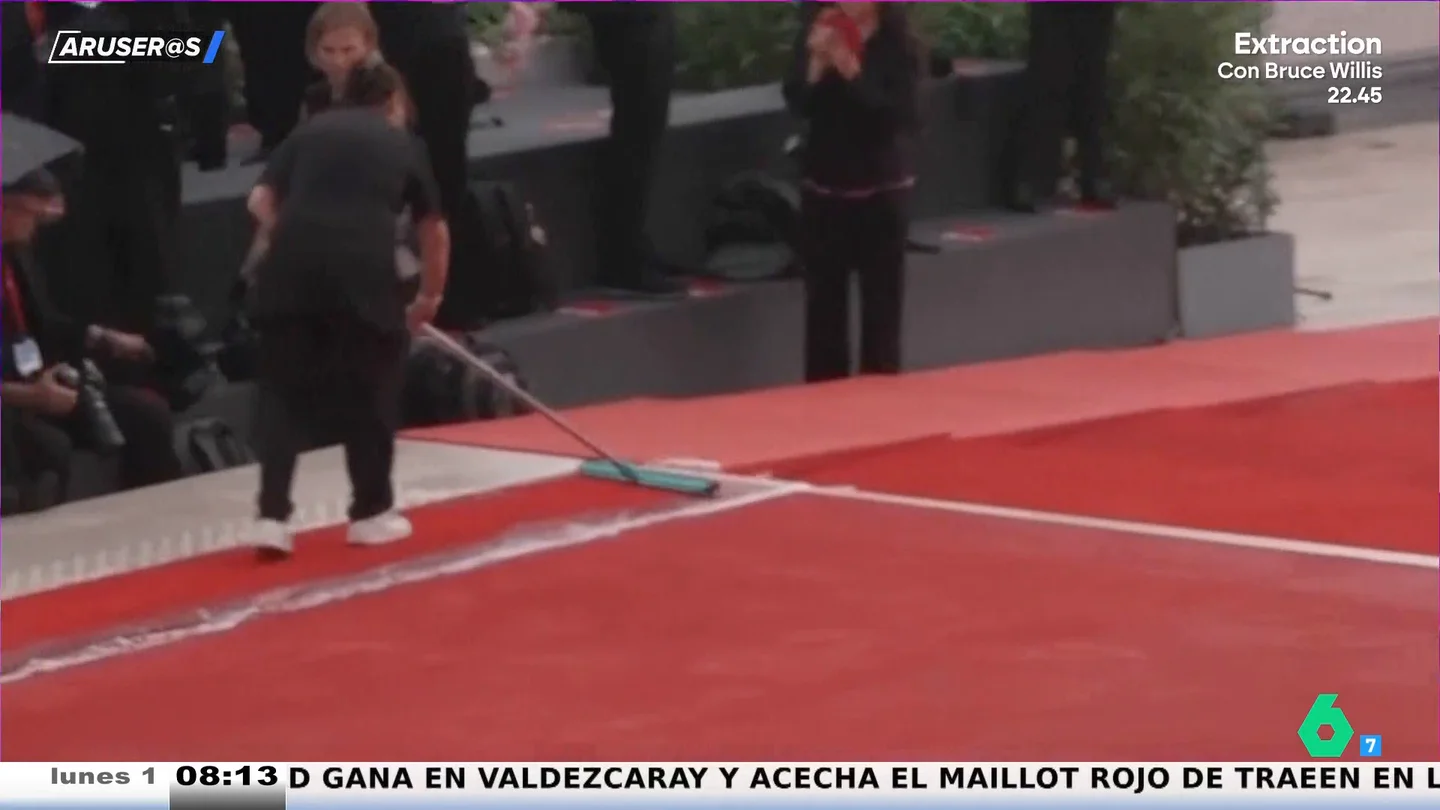 La cara menos glamourosa del festival de Venecia: así achican agua a escobazos en la alfombra roja La cara menos glamourosa del festival de Venecia: así achican agua a escobazos en la alfombra roja