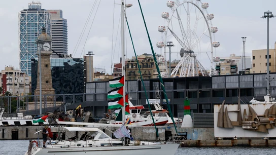 Vista de uno de los barcos que forman parte de la flotilla en el puerto de Barcelona Vista de uno de los barcos que forman parte de la flotilla en el puerto de Barcelona