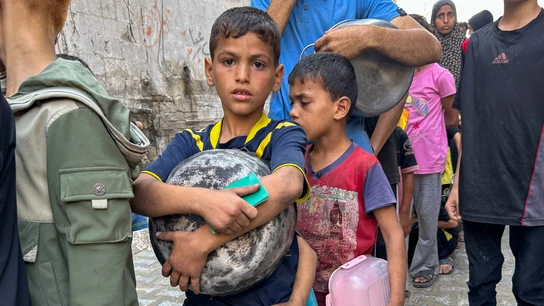 Niños hacen cola para conseguir comida en la Franja de Gaza, en una imagen de archivo. Niños hacen cola para conseguir comida en la Franja de Gaza, en una imagen de archivo.