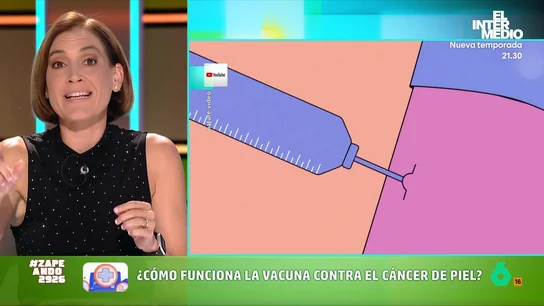 Boticaria García explica cómo funciona la vacuna contra el cáncer de piel: "Imagina colgar en el cuerpo un cartel de 'Se busca'" Boticaria García analiza en este vídeo la vacuna contra el cáncer de piel que están desarrollando científicos de Reino Unido. Una terapia con resultados muy prometedores que se fabrica "a medida de cada paciente" y "pinta súper bien".