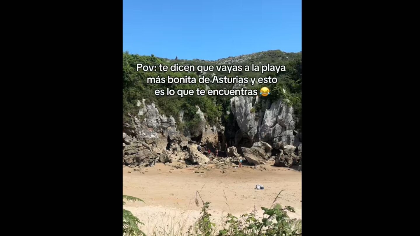 Playa de Gulpiyuri en Asturias
