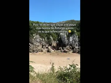 Playa de Gulpiyuri en Asturias Playa de Gulpiyuri en Asturias
