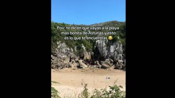 Playa de Gulpiyuri en Asturias