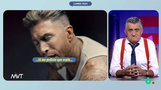 El Gran Wyoming reacciona a 'Cibeles' de Sergio Ramos: "¿Por qué cantan todos como si estuvieran debajo de una pala?" El presentador de El Intermedio afirma que, como músico, la canción del futbolista le parece "irrelevante". Además, desvela,irónico, que no ha conseguido entender qué dice la canción, pero que entiende que es "una canción protesta".