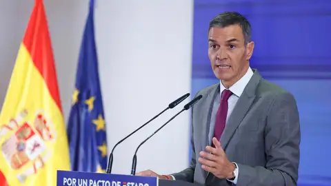 Sánchez achaca la ola de incendios a "una política de prevención claramente insuficiente" y anuncia una agencia estatal de emergencias Sánchez achaca la ola de incendios a "una política de prevención claramente insuficiente" y anuncia una agencia estatal de emergencias