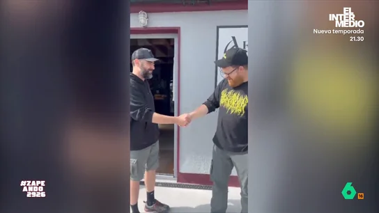 Dani Mateo confiesa que las vacaciones le han cambiado: "Ahora los pelirrojos son mis personas favoritas" El presentador de Zapeando ha visitado Irlanda durante las vacaciones y allí ha conocido a un pelirrojo que ha provocado que su percepción sobre ellos cambie. "Estuvimos a punto de dejar a nuestras parejas y liarnos", ha confesado.