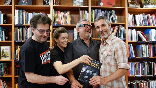 Los actores de la película junto al director Alberto Morais Los actores de la película junto al director Alberto Morais