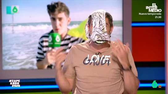 Nacho García se hace su propio 'facekini': "Es genial, es práctico, te lo pones en la tele y te ahorras el maquillaje" El zapeador se propone sumarse a la última moda de las playas de china: una especie de pasamontañas que sirve para protegerse del sol o de las picaduras de medusa.