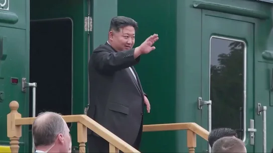Kim Jong-un saluda desde su particular tren verde: todo un símbolo de la dinastía norcoreana. Kim Jong-un saluda desde su particular tren verde: todo un símbolo de la dinastía norcoreana.
