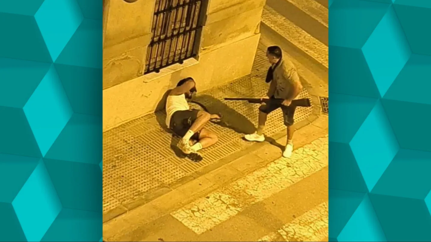 Tiros en Alfafar (Valencia) por un aparcamiento: un vecino resulta herido tras discutir por un vado que solía usar el agresor Tiros en Alfafar (Valencia) por un aparcamiento: un vecino resulta herido tras discutir por un vado que solía usar el agresor