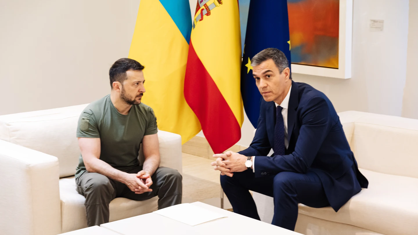 El presidente de Ucrania, Volodimir Zelenski (i) y el presidente del Gobierno, Pedro Sánchez (d), durante un encuentro en el Palacio de La Moncloa El presidente de Ucrania, Volodimir Zelenski (i) y el presidente del Gobierno, Pedro Sánchez (d), durante un encuentro en el Palacio de La Moncloa
